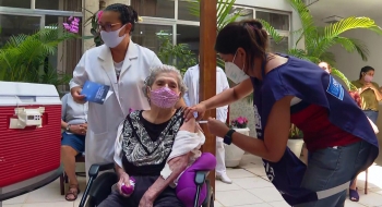 Sobreviventes do Holocausto são vacinados contra covid-19 em Dia da Memória